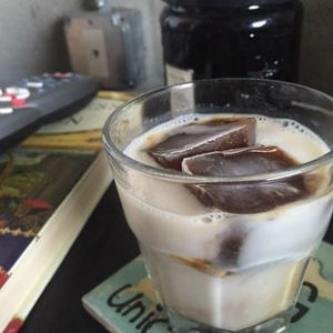 1- قهوه را دم کرده و پس از سرد شدن، درون قالب های یخ بریزید. سپس آنها را درون لیوان های شیر ریخته و میل کنید.