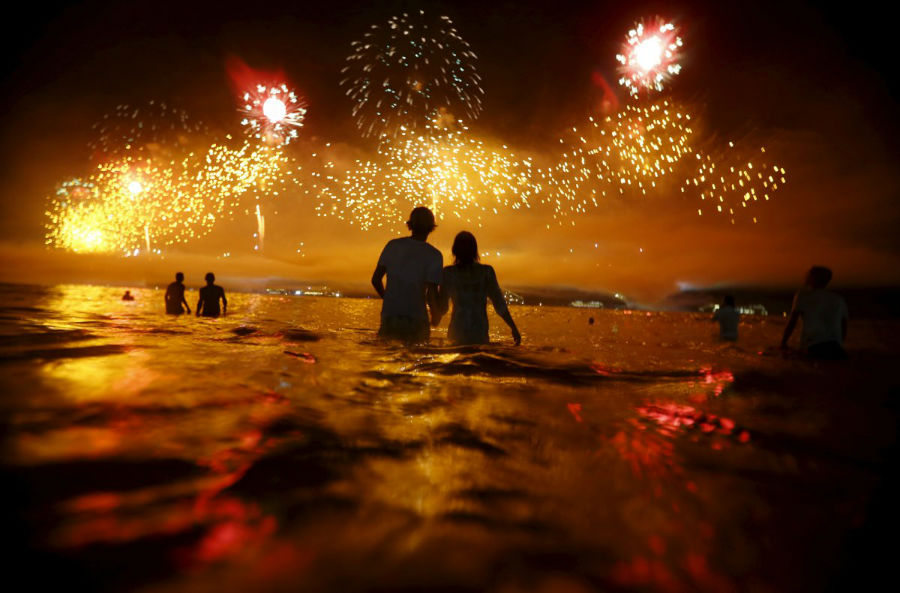 مردم در حال تماشای مراسم آتش بازی در ساحل کوباکابانا در ریو دو ژانریو هستند که به مناسبت جشن سال نو برپا بوده است - برزیل، اول ژانویه