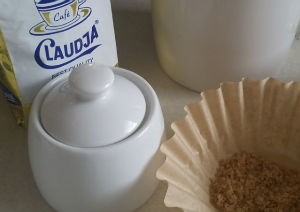 10 - روی فنجان یک فیلتر کاغذی گذاشته و درون آن شکر بریزید. سپس قهوه را روی آن بریزید.
