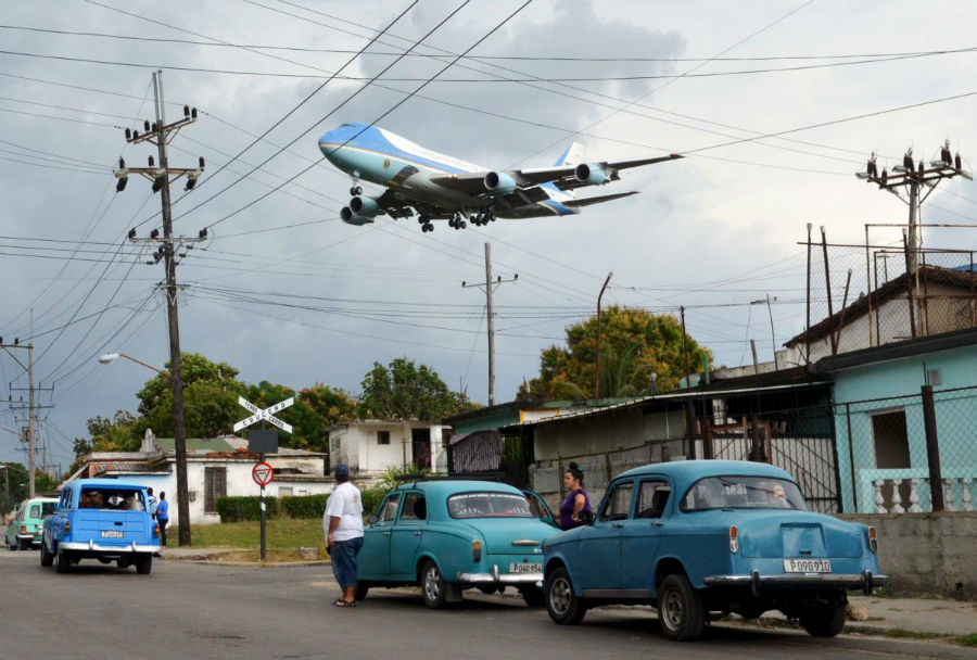 هواپیمای ایر فورس وان که حامل باراک اوباما و خانواده وی است، بر فراز آسمان هاناوا - 20 مارس 2016