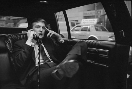 دونالد ترامپ در حال مکالمه تلفنی در رابطه با پروژه وست ساید در مرکز شهر منهتن در هتل Hyatt در خیابان 42ام در نیویورک - 18 نوامبر 1985