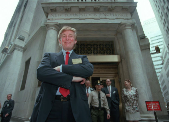 دونالد ترامپ در مقابل ساختمان بورس نیویورک پس از ثبت سهام خود ژست گرفته - 7 ژوئن 1995 در نیویورک