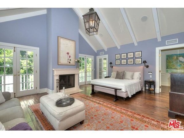 اتاق خواب با سقف شیروانی و شومینه