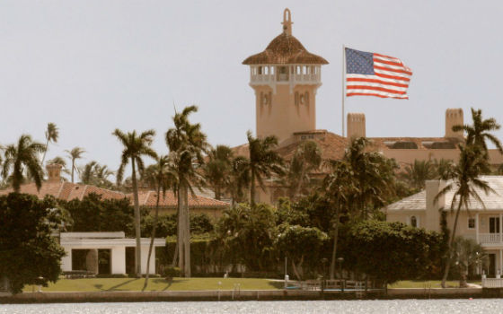 پرچم آمریکا بر فراز خانه Mar-a-Lago در پالم بیچ فلوریدا در اکتبر 2006