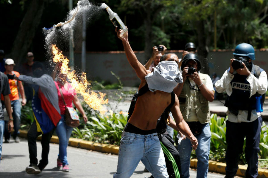 پرتاب کوکتل مولوتوف توسط دانشجویان معترض علیه اقدامات دولت در کاراکاس، ونزوئلا - 9 ژوئن