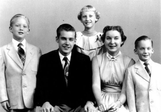 ترامپ در عکس خانوادگی در سمت چپ