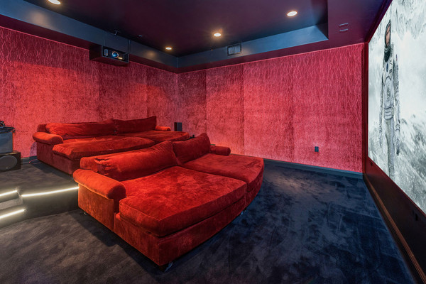 این خانه یک اتاق نمایش هم دارد که دیوارهایش همانند کاناپه های راحتی، از جنس مخمل قرمز هستند.