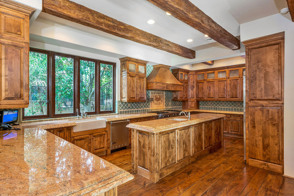 آشپزخانه نیز تماما چوبی است و حتی سنگ روی کانترها هم به رنگ چوب انتخاب شده اند.