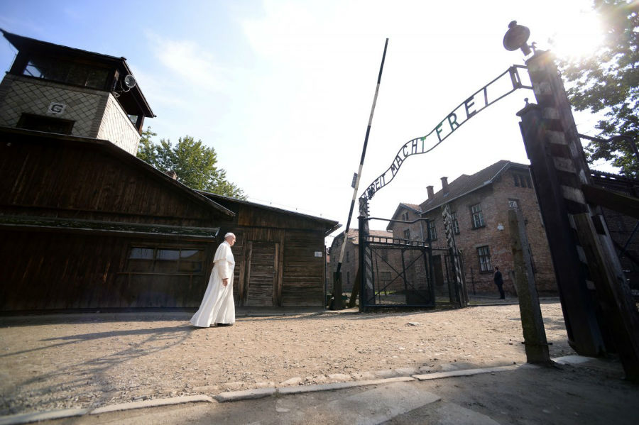 ورود پاپ فرانسیس به منطقه آشوئیتس برای بازدید از کمپ کشتار نازی ها در لهستان در 29 جولای