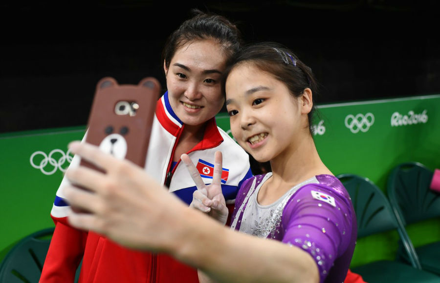 سلفی ورزشکاری به نام «لی اون جو» از کره جنوبی (سمت راست) با ورزشکار کره شمالی (سمت چپ) در طول بازی های المپیک 2016 - 4 اوت