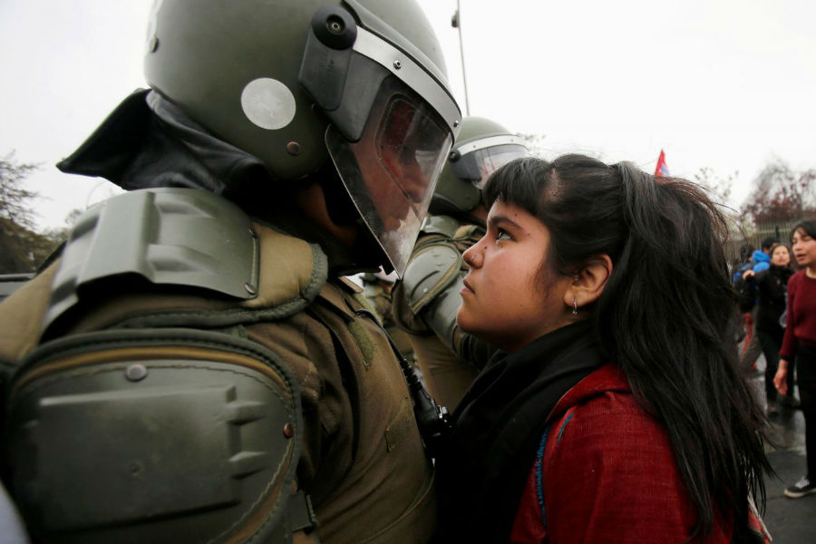 یکی از تظاهرکننده ها که برای حمایت از کودتای 11 سپتامبر سال 1973 کشور شیلی به خیابان ها ریخته بودند، مستقیما به چشمان پلیس ضدشورش خیره شده