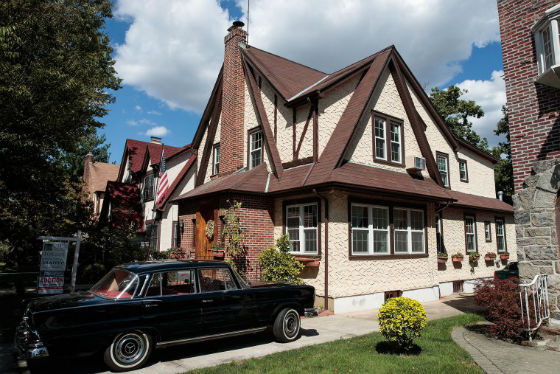 خانه دوران کودکی ترامپ - این عکس در 12 سپتامبر 2016 گرفته شده و خانه مذکور در محله جامائیکا استیت در کوئینز نیویورک سیتی واقع شده است.