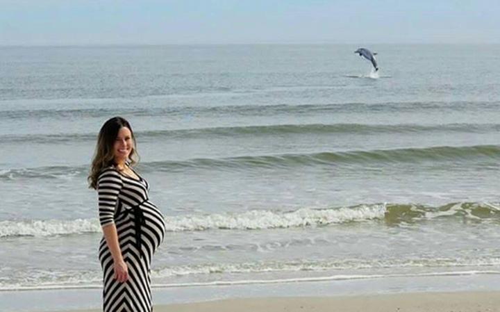 دان موزر که روزهای آخر بارداری خود را سپری می کرده، در ساحل آتلانتیک فلوریدا ایستاده تا یک عکس ماندگار ثبت کند که یک دلفین در میان آب ها موجب فتوبمبینگ می شود. البته شکار لحظه بسیار هنرمندانه ای محسوب می شود.