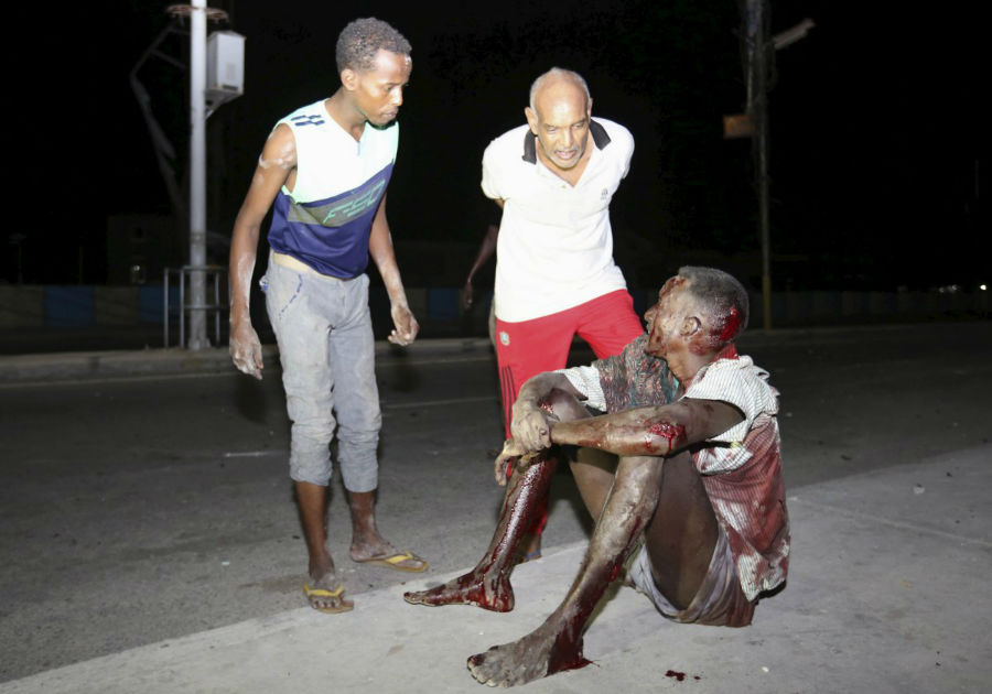 یک مرد سومالیایی که در اثر انفجار ماشین بمب گذاری شده در نزدیکی هتل در موگادیشو زخمی شده است - 26 فوریه 2016