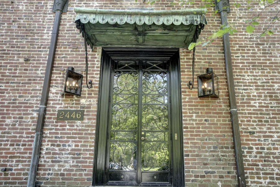 درب ورودی خانه با دو فانوس مثلا شمعی تزئین شده که در اصل با انرژی گاز روشن هستند.