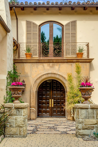 طرح قوسی شکلِ درها و پنجره های این خانه به خوبی نشان دهنده طراحی ایتالیایی آن هستند.