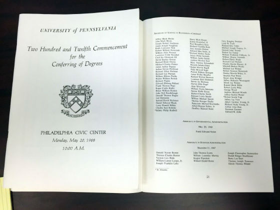 در این عکس که در 20 مارس 2016 گرفته شده، فهرست فارغ التحصیلان دانشگاه پنسیلوانیا در 20 می 1968 را نشان می دهد که به موجب آن ترامپ در رشته اقتصاد فارغ التحصیل شده.