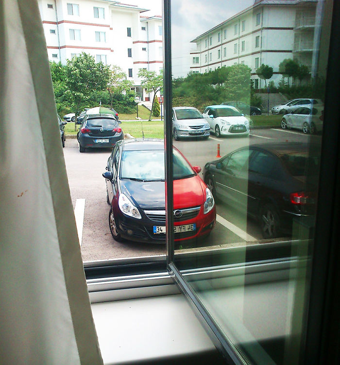 سایه ماشین روبه رو دقیقا روی ماشین کنار پنجره افتاده است