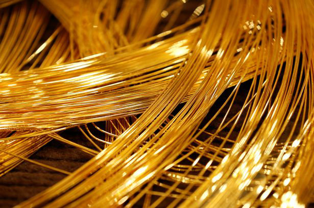 a-close-up-view-of-a-gold-christmas-tree-decorated-with-19-kilograms-418-lbs-of-pure-gold-wires-2-w700