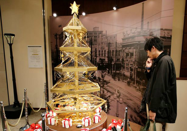 a-gold-christmas-tree-decorated-with-19-kilograms-418-lbs-of-pure-gold-wires-is-displayed-for-sa-w700