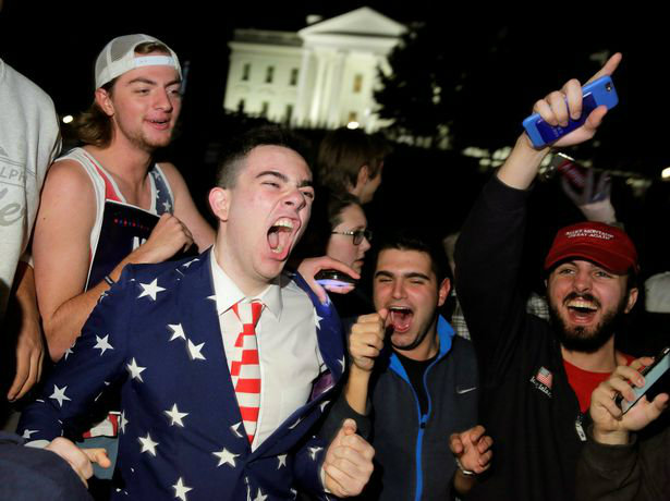 supporters-of-republican-presidential-nominee-donald-trump-rally-in-front-of-the-white-house-in-wash-w700