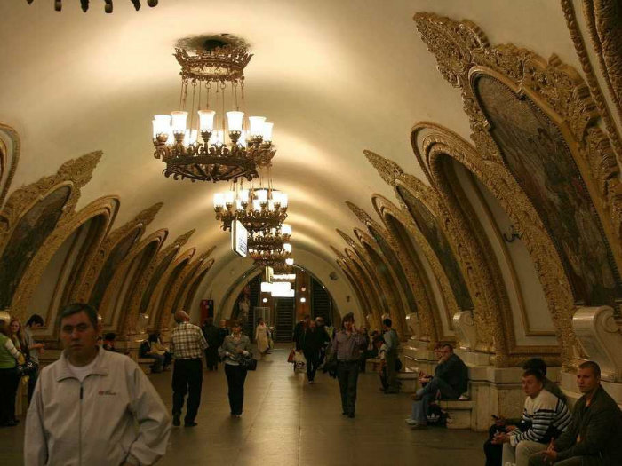 moscow-has-a-super-beautiful-subway-system-including-the-4th-deepest-station-in-the-world-w700