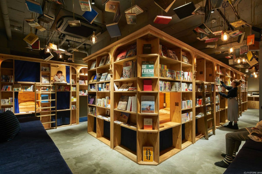 کتابخانه «کتاب و تخت» که شبیه مسافرخانه طراحی و ساخته شده است دو شعبه دارد.