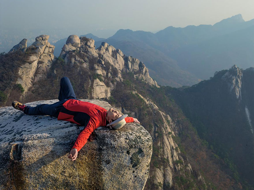 14- یک فروشنده کره ای به نام «سانگوین هونگ» پس از چند ساعت کوهنوردی در پارک ملی بوخانسان در حال استراحت است. او برای فرار از استرس های زندگی مدرن و شلوغی های شهر بزرگی همانند سئول به دل طبیعت پناه می برد.