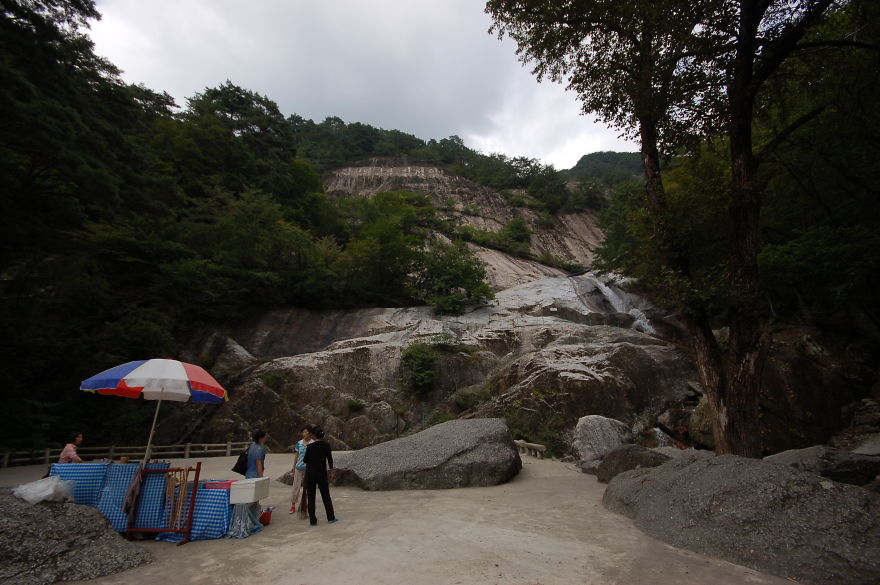 در مکان های گردشگری همانند این آبشار، دکه های ارائه غذا و خوراکی برپا شده است. 