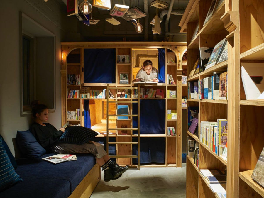 علاوه بر داشتن اتاق، خوره های کتاب می توانند در کابین های چوبی که در میان قفسه های کتاب تعبیه شده اند نیز دراز کشیده و مطالعه کنند.