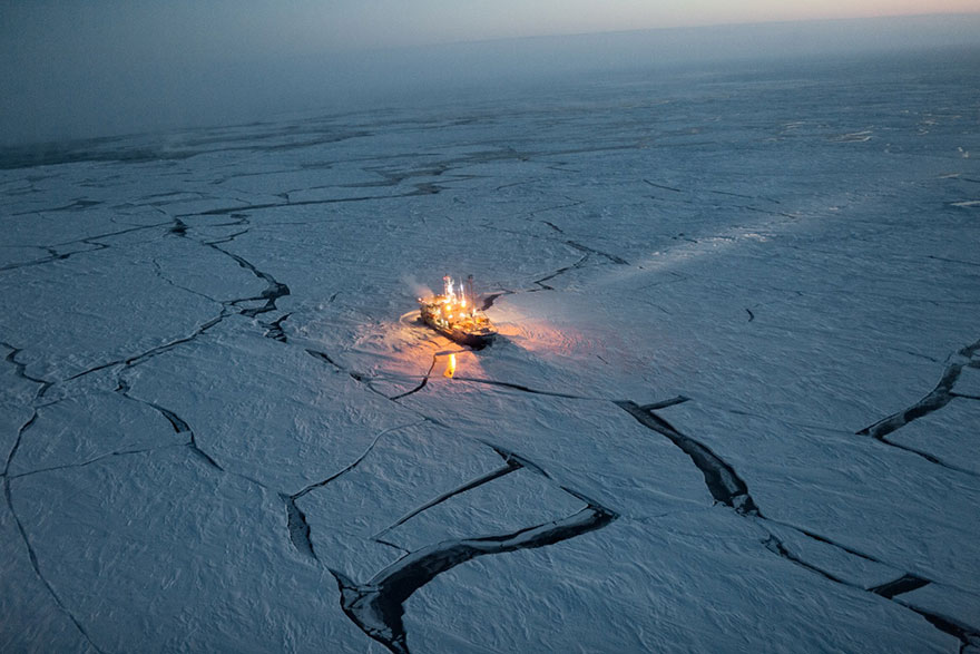 32- به منظور تحقیق در مورد تغییرات یخ های دریایی، یک کشتی تحقیقاتی به نام Lance به مدت 5 ماه در سال 2015 در میانه دریای منجمد لنگر انداخته بود تا این تغییرات را در بازه زمانی زمستان تا بهار در ناحیه قطب شمال، بررسی کند.