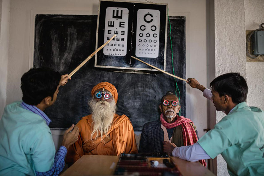 9- چشم پزشک ها در حال گرفتن تست بینائی از اهالی روستای سانداربانز در کشور هند هستند. هدف از این کار پیشگیری از کوری مردم هند است که حدود 8 میلیون نفر از جمعیت این کشور را به خود اختصاص داده اند.