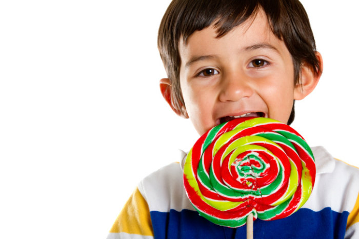 child-with-lollipop-w700