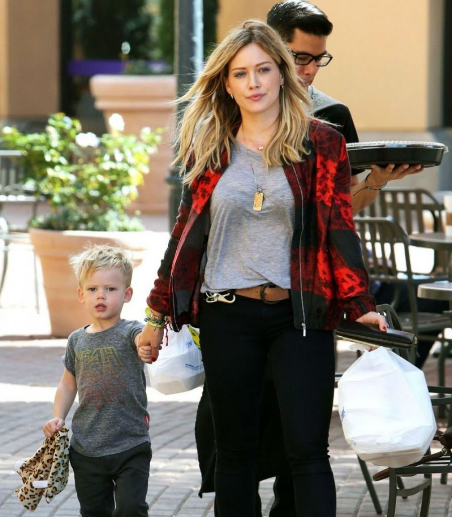 hilary-duff-and-her-son-for-buying-some-sushi-in-los-angeles_1-w900