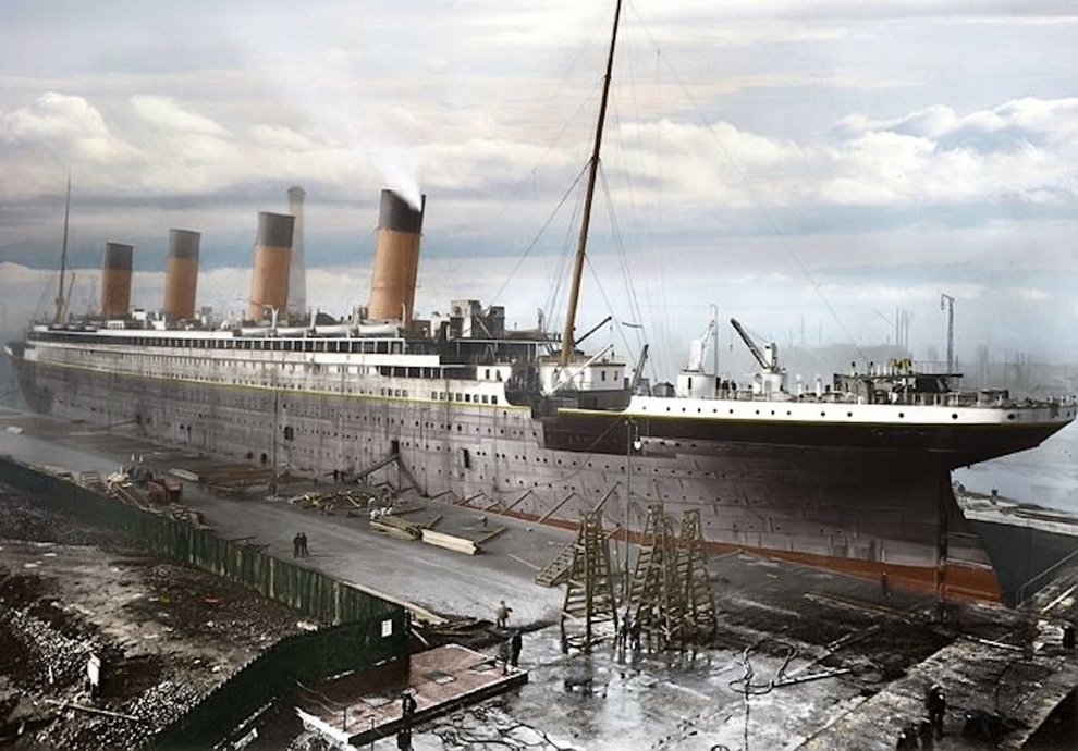 عکس کشتی تایتانیک در زمان ساخت. این کشتی توسط کمپانی هارلند اند ولف در بندرگاهی واقع در کوئینز آیلند در بلفاستِ کشور ایرلند ساخته شده است.
