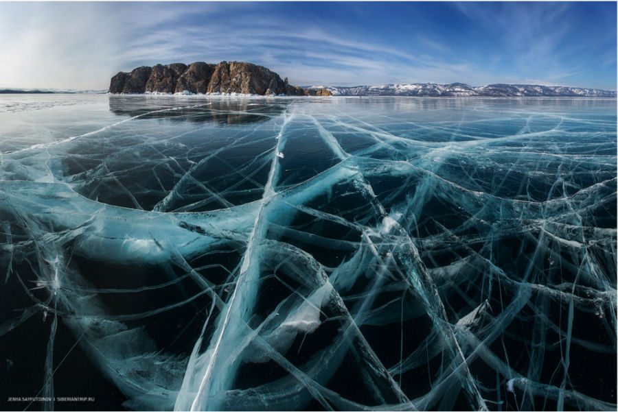 در روزهای سرد زمستانی، ضخامت یخ در دریاچه بایکال به حدود یک متر می رسد