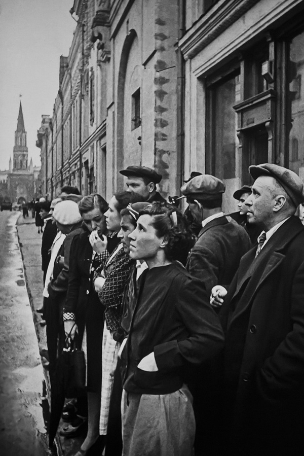 اگنی خالدی. نخستین روز از جنگ. مسکو، 22 ژوئن 1941. خیابان 25 اکتبر ساعت 12 ظهر. شهروندان در حال گوش کردن به مولوتوف در مورد آغاز جنگ هستند.