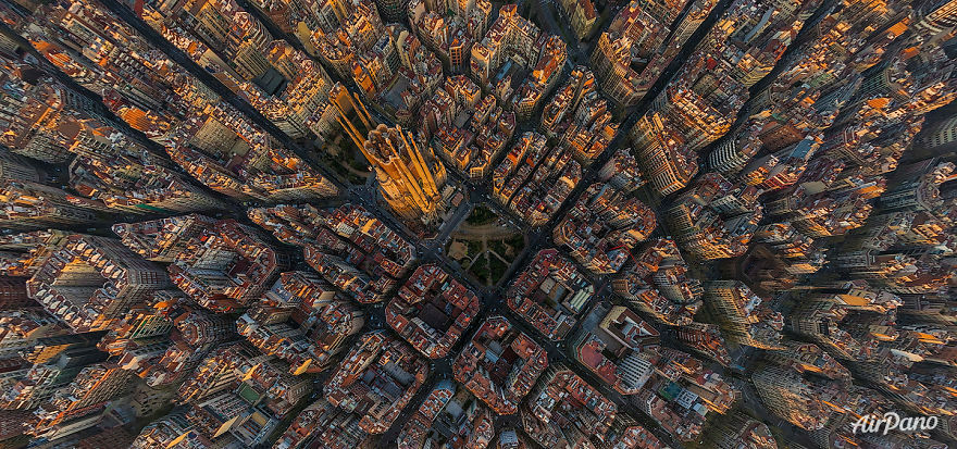 ساگرادا فامیلیا (Sagrada Familia)، بارسلونا، اسپانیا