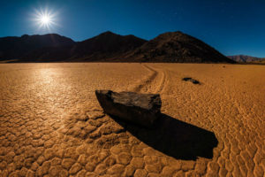 racetrack-playa-full-moon-death-valley-national-park-L-w900-h600