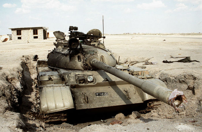 800px-Disabled_Iraqi_T-55_tank_at_the_Jalibah_Airfield-w700