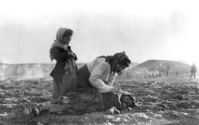 Armenian_woman_kneeling_beside_dead_child_in_field-w700