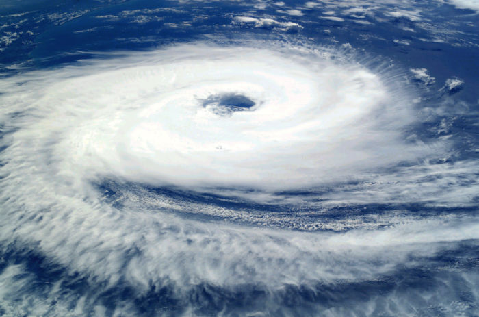 Cyclone_Catarina_from_the_ISS_on_March_26_2004-w700