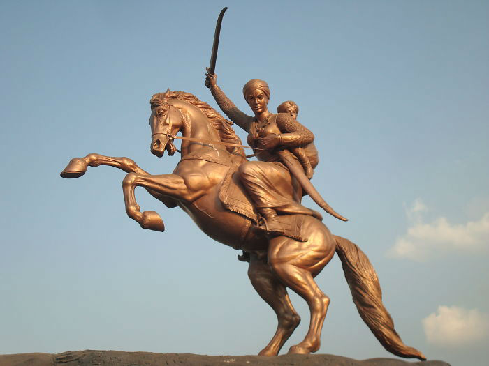 Laxmibais_statue_in_Solapur-58c1b0a8d0cbc-jpeg__700-w700