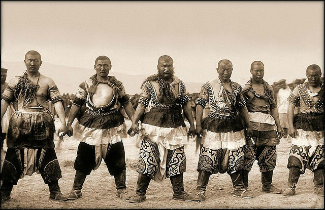Mongol_warriors_Traditional_Dress-w700
