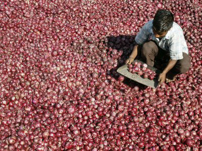robbers-try-to-steal-truckloads-of-onions-w700