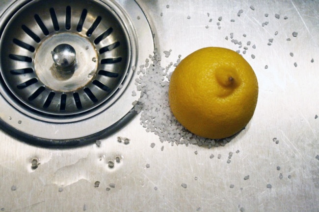  تمیز کردن سینک ظرفشوئی: نمک و آب لیموترش را با یکدیگر مخلوط کرده و خمیر به دست آمده را روی سطح استیل بکشید. این کار باعث برق افتادن سینک می شود و بسیار بهتر از هر نوع شوینده ای عمل می کند.