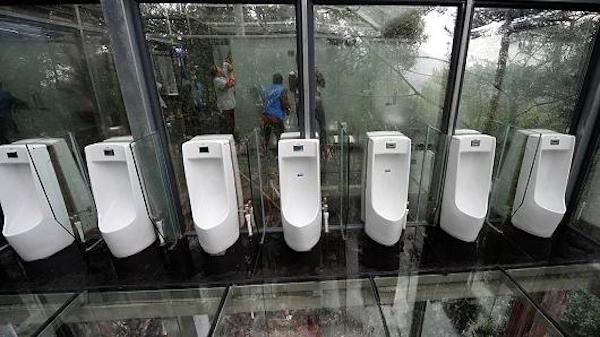 این دستشوئی در سپتامبر 2016 میلادی در چانگشا در کشور چین ساخته و راه اندازی شد. گردشگران زیادی کنجکاو هستند تا از توالتی که هیچ نوع حریم خصوصی برای مردان قائل نیست، دیدن کنند. کف، سقف و تمامی دیوارهای این فضا شیشه ای هستند. 