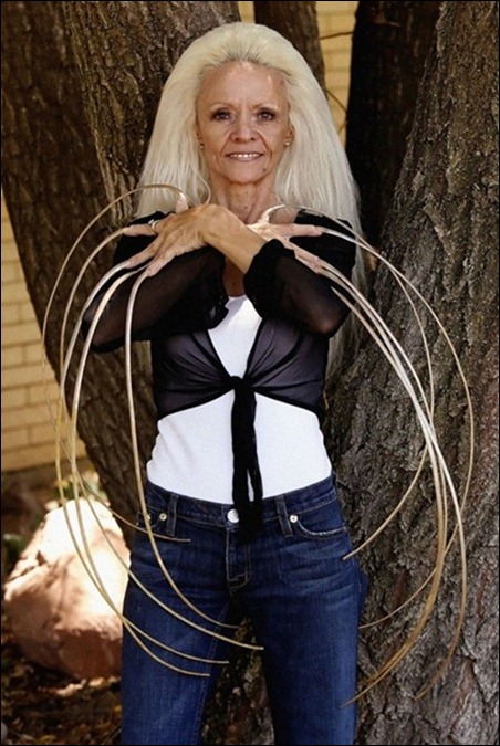 «لی ردموند» زنی از ایالت یوتا از سال 1979 میلادی ناخن هایش را کوتاه نکرده بود تا اینکه در سال 2009 در اثر حادثه رانندگی، آن ها را از دست داد. ناخن های وی مجموعا 8.65 متر طول داشتند. نام وی در کتاب گینس برای داشتن بلندترین ناخن ثبت شده است. 