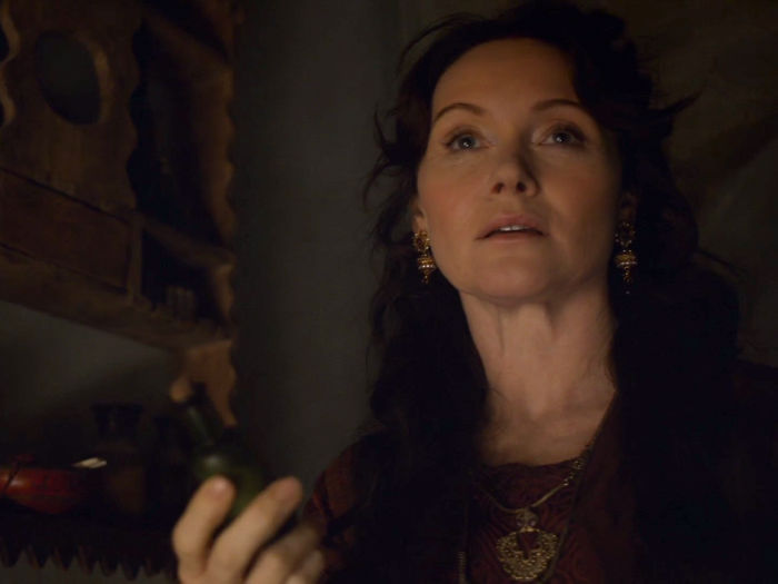 essie-davis-also-had-a-brief-role-in-season-six-she-played-lady-crane-the-actress-who-helped-arya-in-braavos-w700