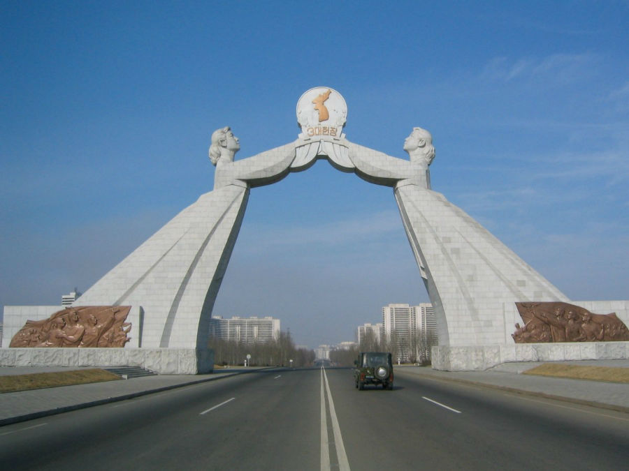 در ورودی شهر پیانگ یانگ، سازه ای موسوم به «طاق اتحاد دوباره» قرار دارد. دو بانو، چشم انداز اولین رهبر کره شمالی، کیم ایل سونگ، در رابطه با اتحاد کره شمالی و کره جنوبی را در دست گرفته اند. 
